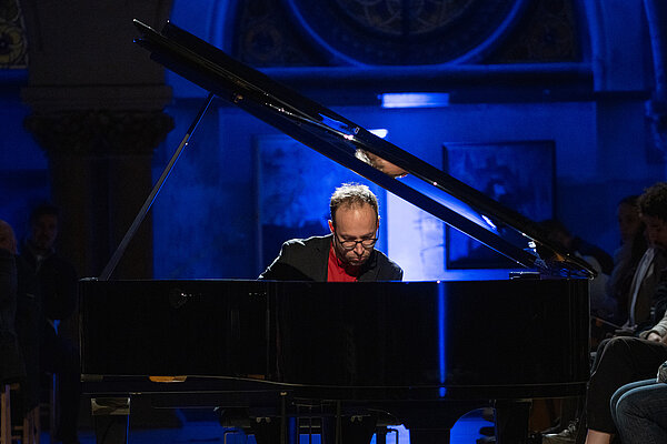 Florian Kästner am Bechstein-Flügel in der Peterskirche, Foto: Martin Türke Florian Kästner am Bechstein-Flügel in der Peterskirche, Foto: Martin Türke