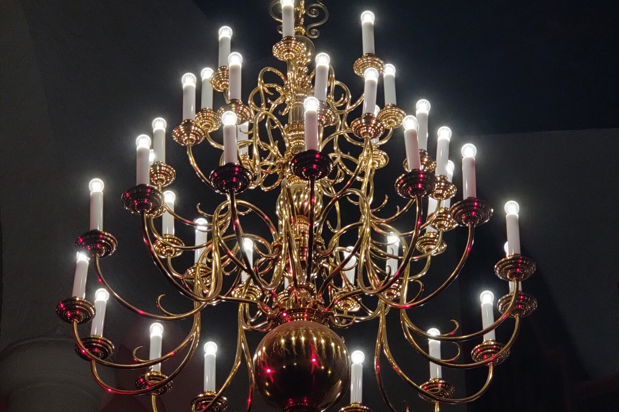 Kronleuchter in der Reformierten Kirche Leipzig, Foto: Felix Lingath Kronleuchter in der Reformierten Kirche Leipzig, Foto: Felix Lingath