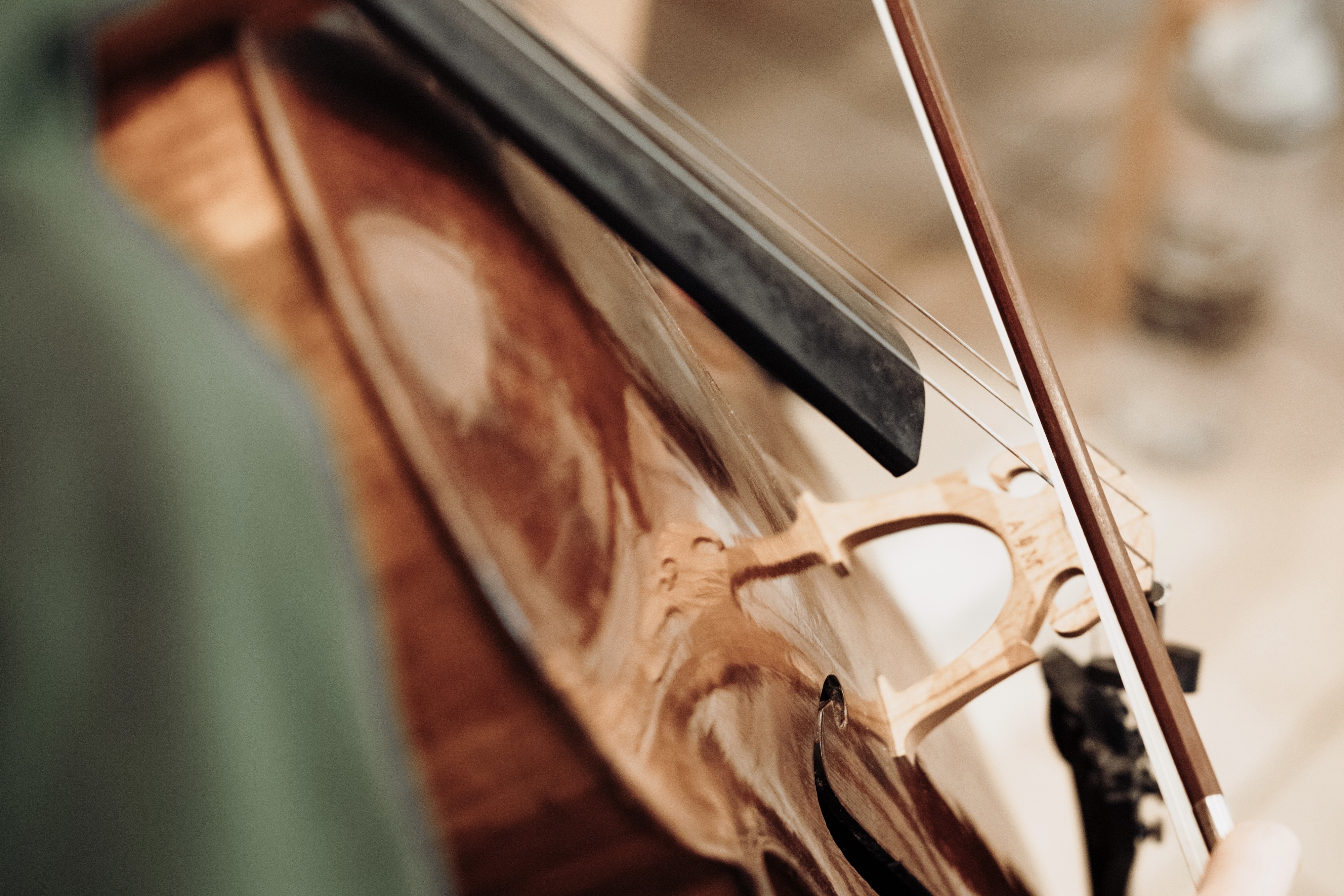 Nahaufnahme eines gespielten Cellos mit Bogen, Foto: Max Börner Nahaufnahme eines gespielten Cellos mit Bogen, Foto: Max Börner