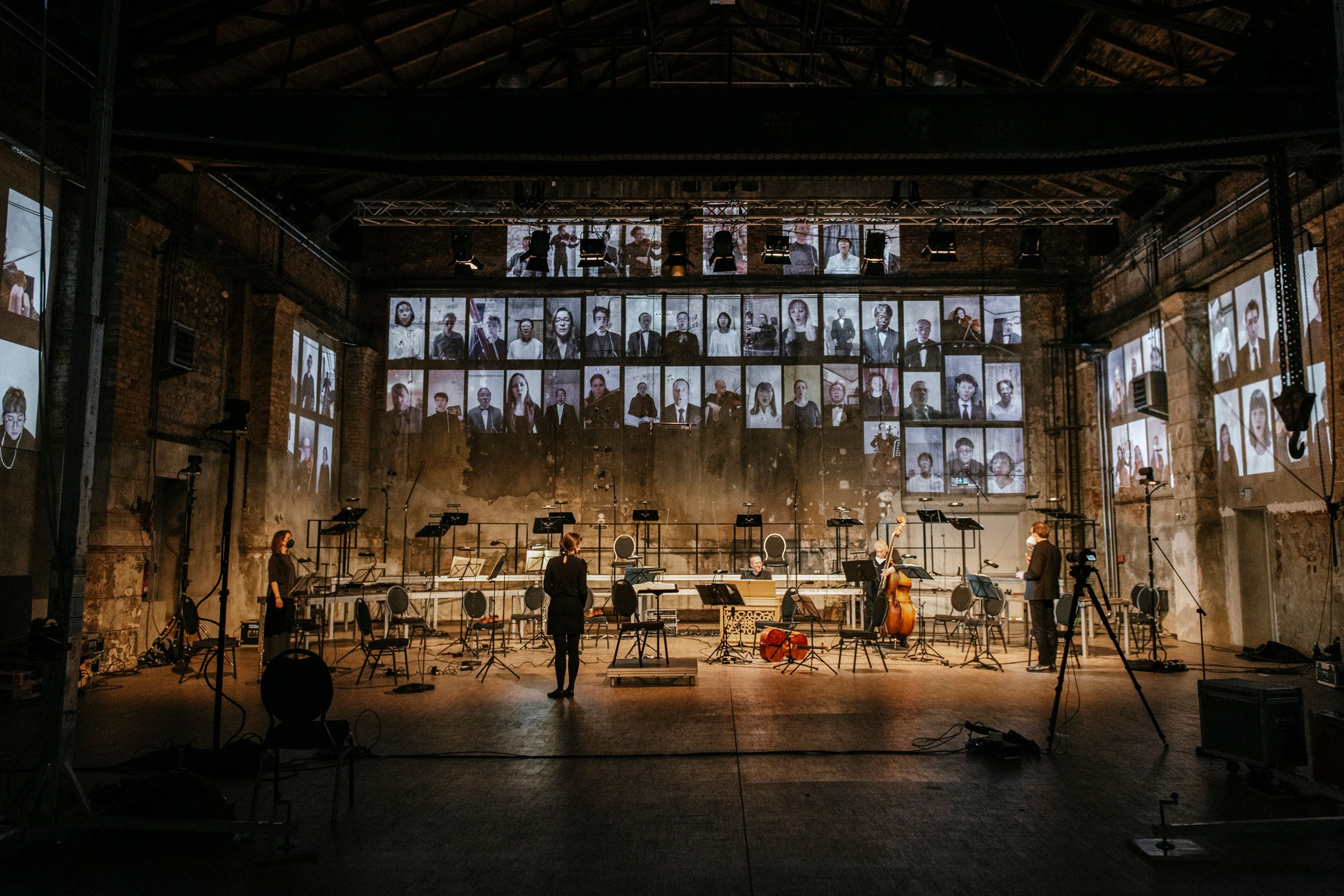 JoPa 2021 digital, Foto: Luca Magliore Die Wände des Kunstkraftwerks Leipzig werden mit Aufnahmen von Teilnehmer:innen des digitalen Passionsprojektes bestrahlt, Foto: Luca Magliore